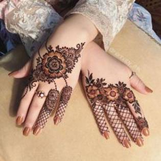 15. Intricate flower and mesh design in Arabic Mehndi for brides