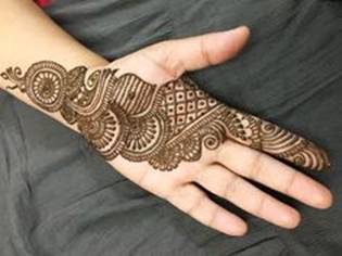 20. Paisley trail design in Arabic Mehndi for brides