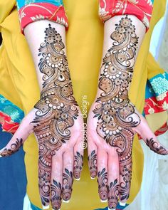 23. Heavy Paisley and Flower trail design in Arabic Mehndi for brides