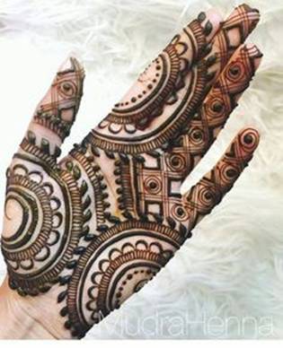 28. Geometric shapes filled Paisley design in Arabic Mehndi for brides