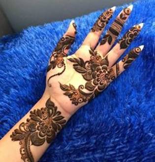 30. The bold roses design in Arabic Mehndi for brides