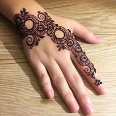 36. Beauty at its best. Simple mirrors design in Arabic Mehndi for brides.