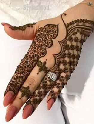 42 . Doom like pattern with beautiful mesh design in Arabic Mehndi for brides