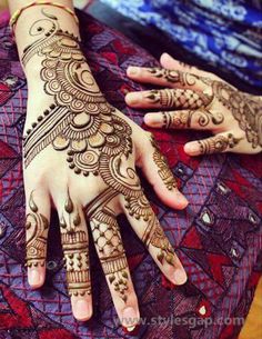 43. The bold paisley design in Arabic Mehndi for brides