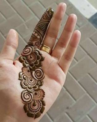 6. Index finger design in Arabic Mehndi for brides 