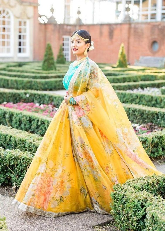 Trending Short Lehenga Skirts For Easy Peasy Mehendi Ceremony | Mehndi  dress for bride, Bridal mehendi designs, Indian wedding outfits