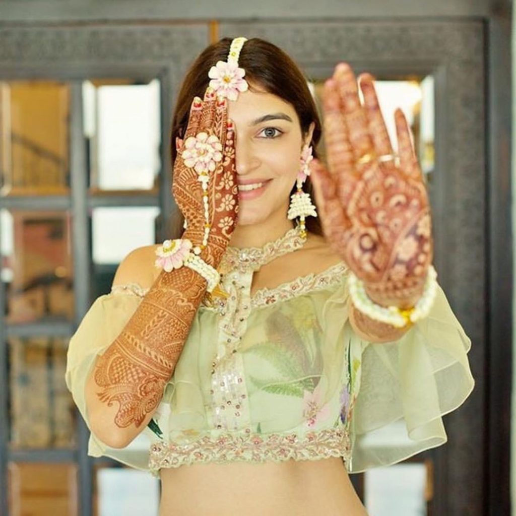 Trending Mehendi Poses To Try For Future Brides! - Get Inspiring ...