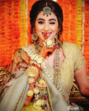 15 Eye-Catching Mehndi Photoshoot Ideas for Bride - Vicky Roy