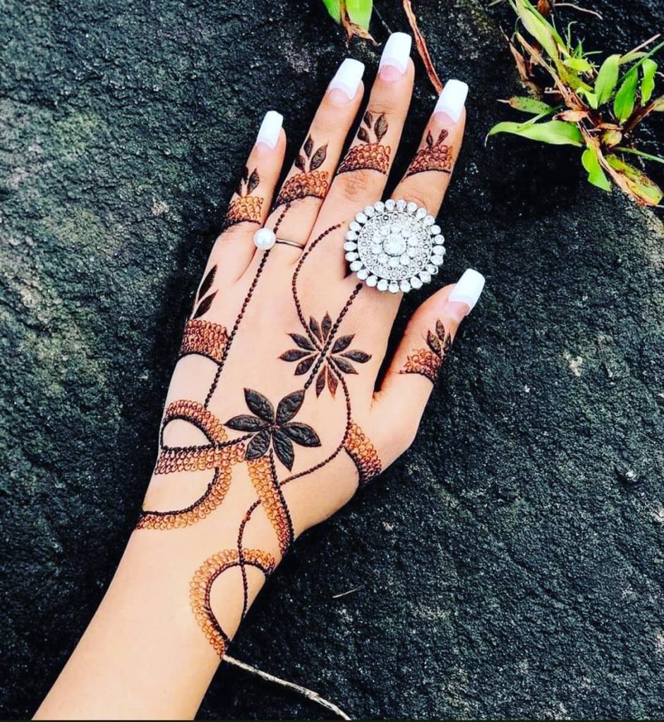 Back minimalist mehendi design