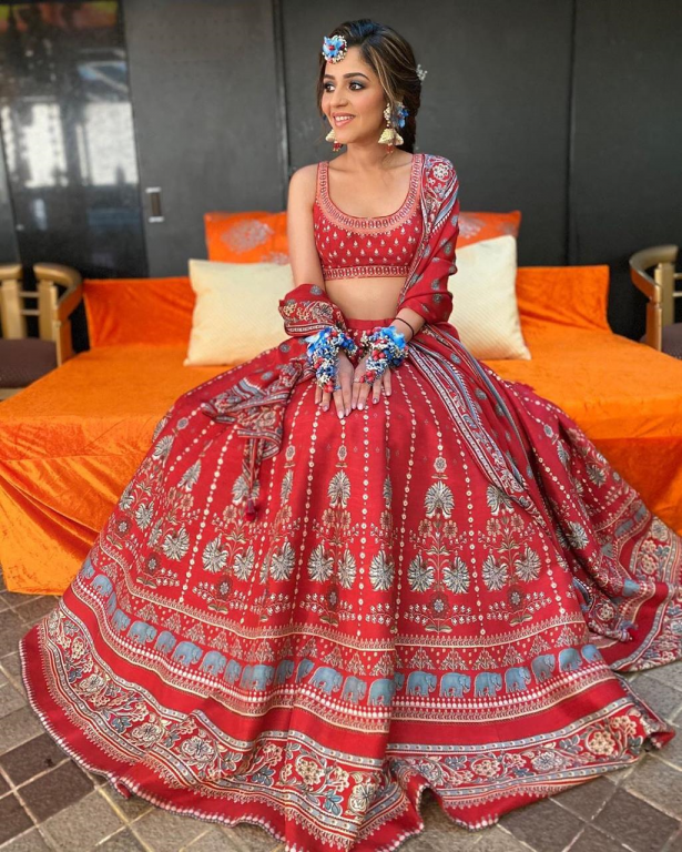Party Wear Wedding Bridal Lehenga Designs 2022-2023 Collection | Red lehenga  choli, Lehenga designs, Indian women fashion